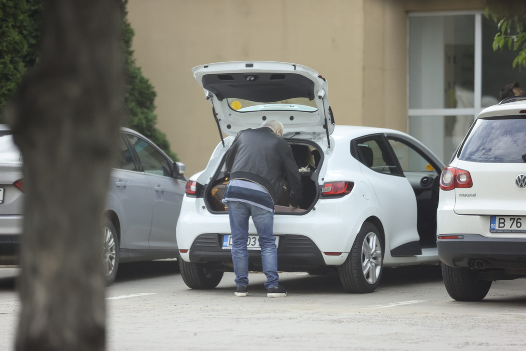 Irinel ia bagajele din portbagaj (Foto: CANCAN.RO)