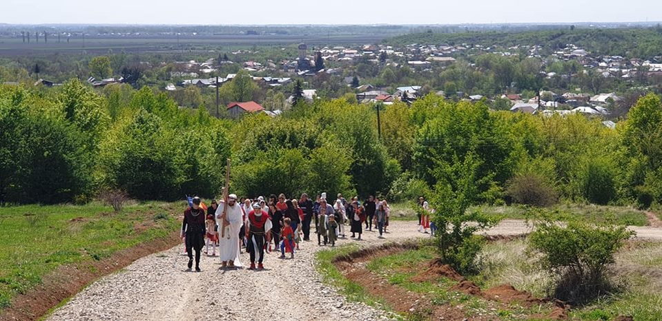 Tinerii au refăcut Drumul Crucii la Gura Ocniţei