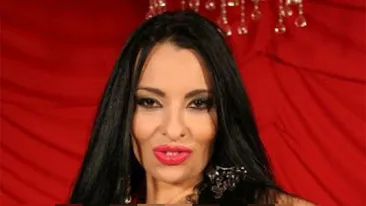 Se marita cea mai cunoscuta Mona din showbiz! Un barbat misterios a cerut-o de sotie in Spania!