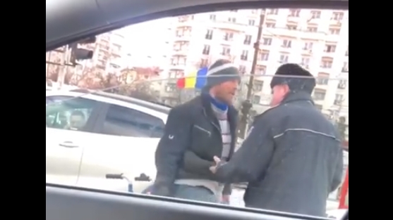 Imagini uluitoare într-o parcare din București! Un bărbat în scaunul cu rotile se ridică și-l amenință pe polițist: ”Ți-o dau, du-te-n #$%@...” VIDEO