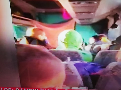 Imagini uluitoare în Vama Nădlac! Cum sunt înghesuiți oamenii într-un autocar care îi duce în carantină: ”Mână criminală!”