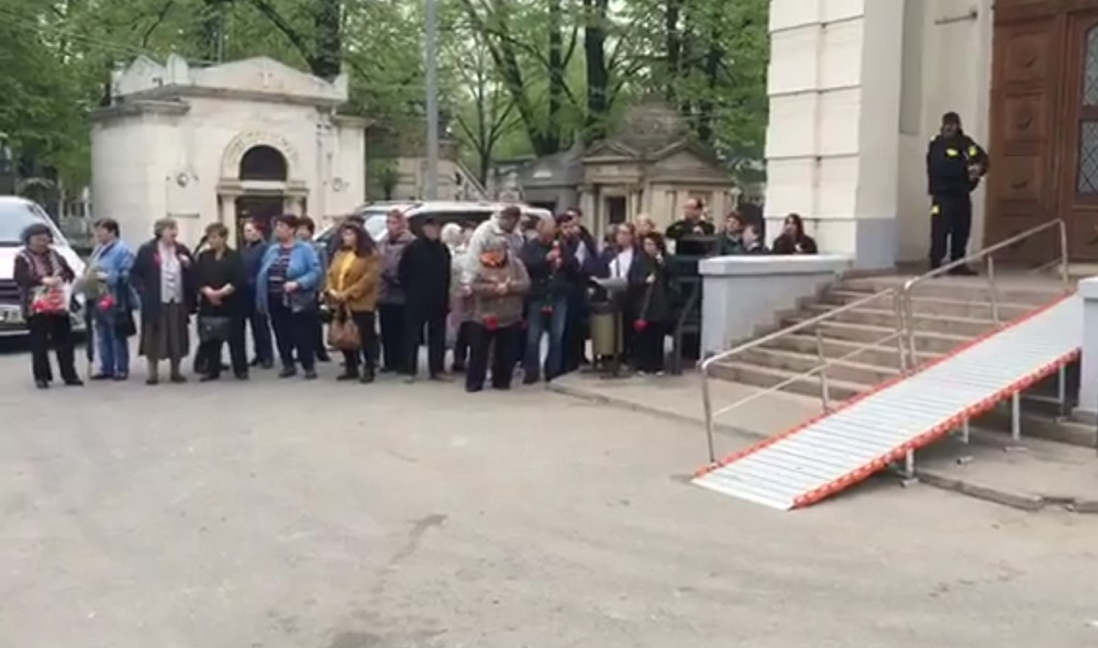 Andreea Tonciu a venit cu o coroană impresionantă la capela unde este depusă Ionela Prodan