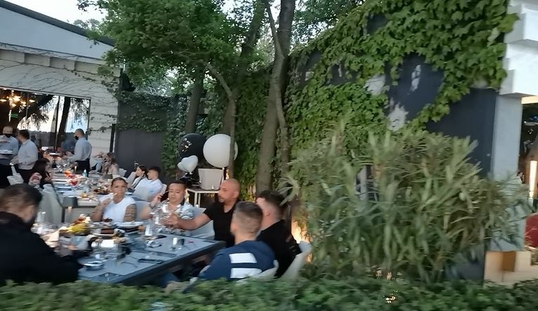 Adrian Minune și frumoasa lui soție, Cati, au fost fotografiați în exclusivitate de paparazzii CANCAN.RO în timp ce luau cina în weekend la un local din zona de nord a Capitalei