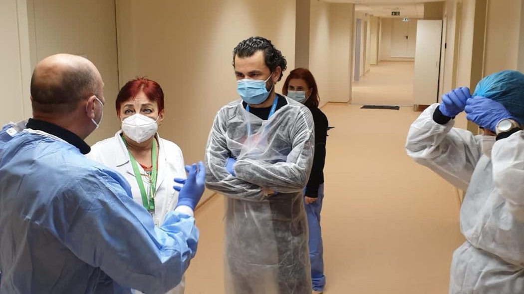 Testele efectuate în cazul managerului de la Spitalul din Bacău au ieșit negative, deși o analiză ulterioară a anticorpilor a arătat că a avut COVID-19