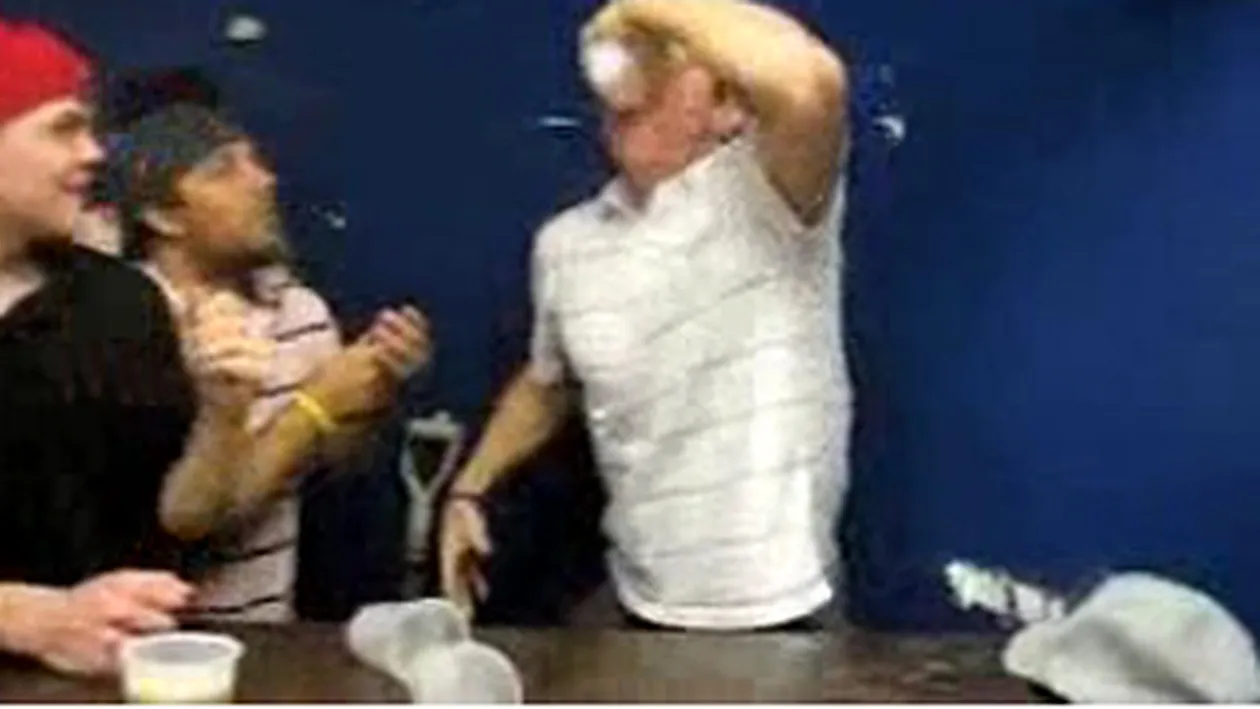 Bea bere cat bea boul apa! A lins 6 beri in zece secunde