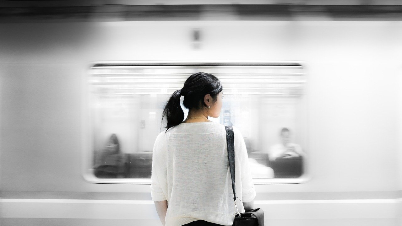 O mamă surprinsă într-o fotografie la metrou a ajuns faimoasă peste noapte. De ce s-a viralizat imaginea. FOTO