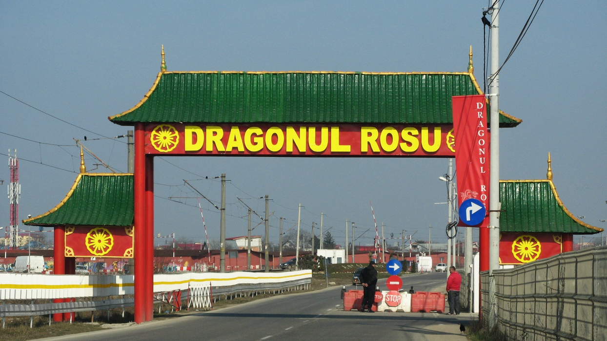 Complexul comercial Dragonul Roșu