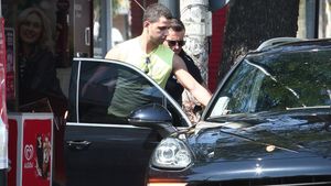 Imagini cum vezi doar în filme! Soţul Oanei Zăvoranu a dat ”spargerea” la bancă! A ieşit în fugă cu o geantă doldora de bani şi… Un bodyguard îl aştepta într-un Porsche Cayenne pus pe avarii la uşa băncii