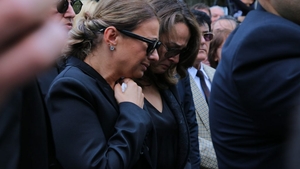 Anamariei Reghecampf i s-a făcut rău la pomana mamei sale! Era să leșine la mormântul Ionelei Prodan. A fost dusă acasă pe brațe