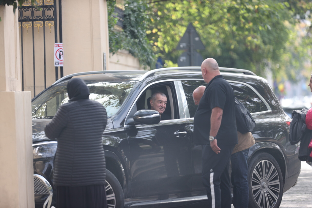 Gigi Becali, "luat" direct din mașină de "petiționari" (Foto: CANCAN.RO)