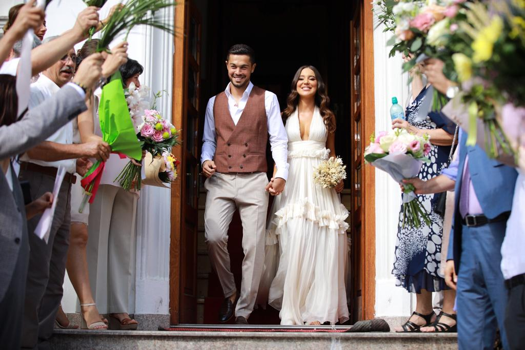 Gabi și Ioana sunt întâmpinați cu flori la ieșirea de la Starea Civilă