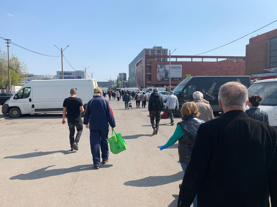 NEWS ALERT! Se întâmplă ACUM, în Piaţa Obor! Oamenii nu ţin cont de regulile Poliţiei! Haos şi aglomeraţie, în ziua de Florii