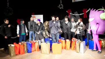 Smiley, Alex Velea si Cabron au surprins 130 de copii chiar in timpul serbarii de Craciun