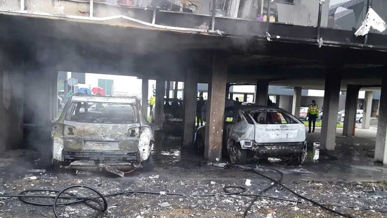 Panică la Cluj, din cauza unui incendiu violent. Două masini au ars în totalitate, iar oameni au fost evacuați din apartamente