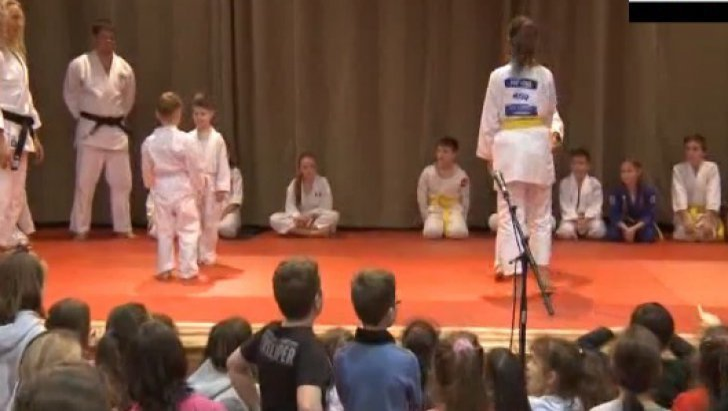 A fost deschisă o secţie de judo la liceul românesc din Gyula, Ungaria! Copiii au urmărit cu sufletul la gură demonstraţiile