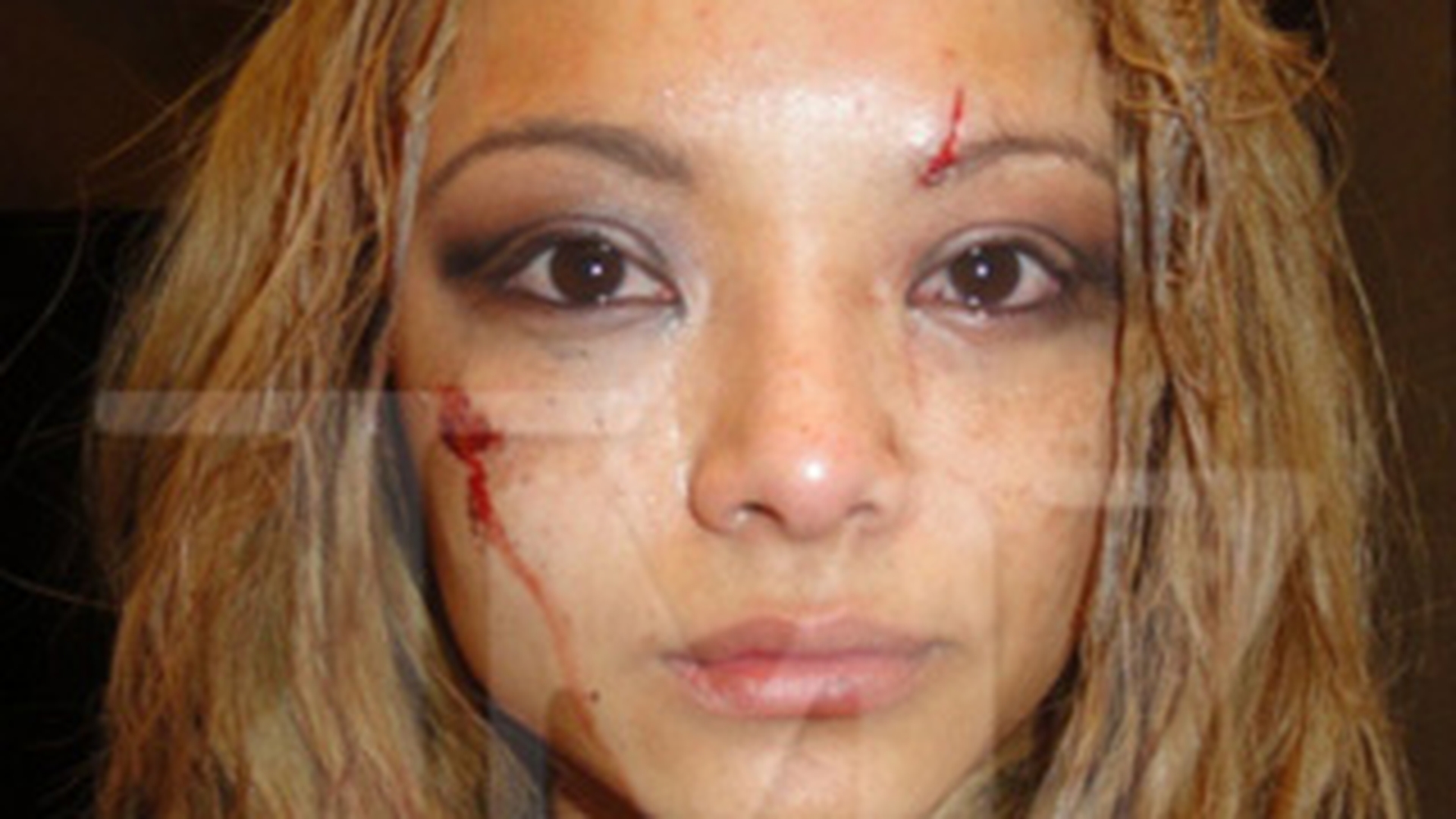 Tila Tequila a fost batuta cu pietre si sticle de bere! Spectatorii unui concert au aruncat cu urina in ea