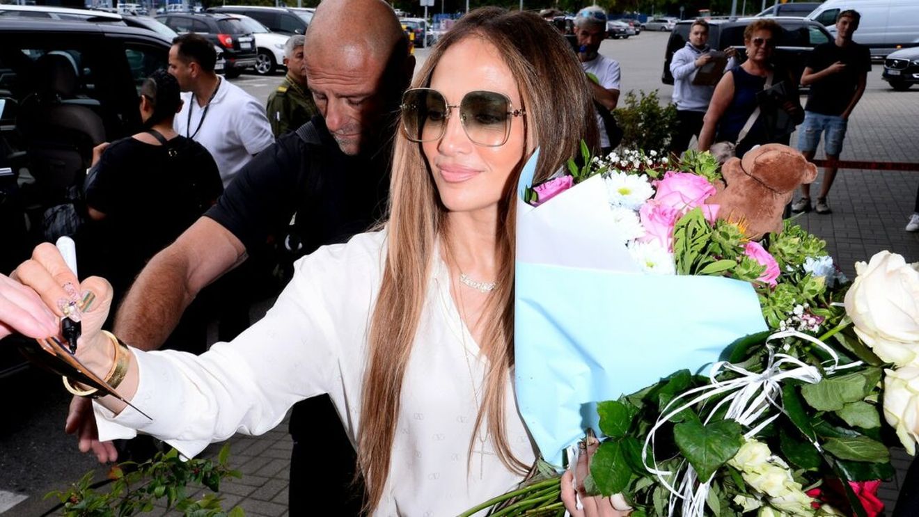 Ce a primit Jennifer Lopez din partea românilor, la București. Artista s-a lăudat pe internet