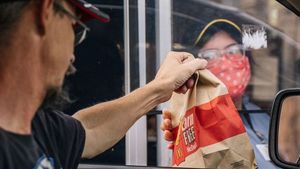 S-a aflat! De ce clienții Mc Donald's sunt puși să aștepte comanda la drive-thru în locul special amenajat