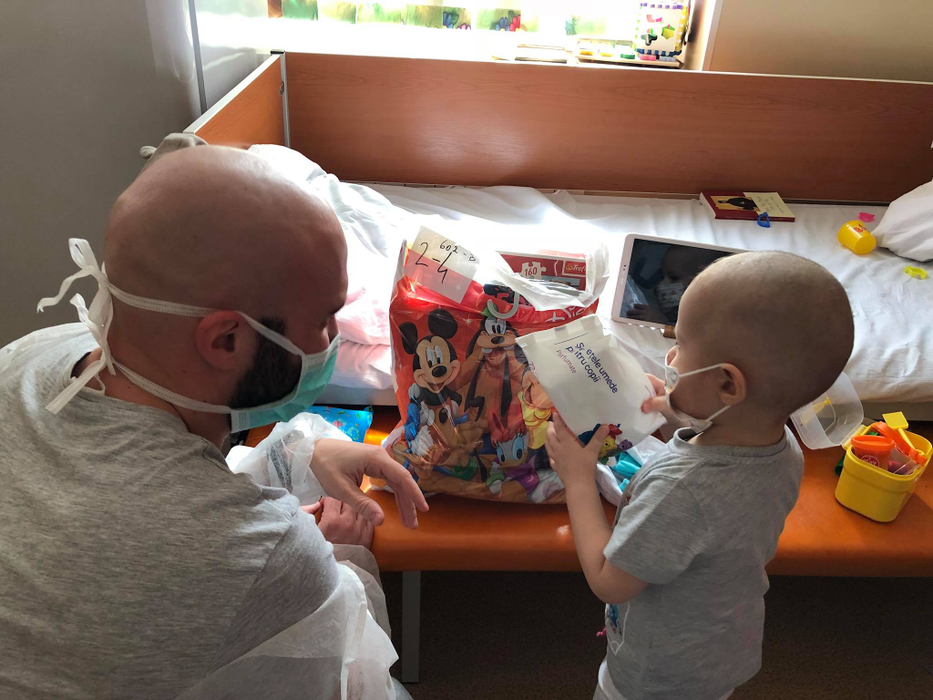 Codin Maticiuc și Mihai Bendeac au vizitat copiii bolnavi de cancer dintr-un spital: „De la doi păcătoși, acum, în Săptămâna Mare transmitem sănătate”