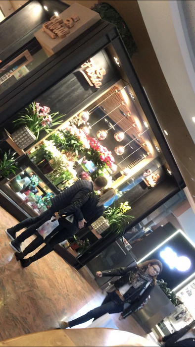 Iuliana și Dragoș au mâncat la un restaurant din mall, apoi s-au oprit la o florărie