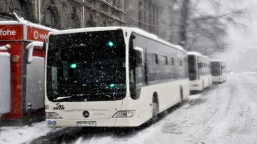 O femeie aproape dezbrăcată a fost găsită moartă într-o staţie de autobuz din Vaslui!