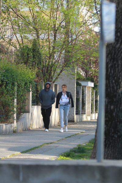 Joe din Drumul Taberei (ex-EBA, ex-Bianca Drăgușanu) în compania sexoasei Alina