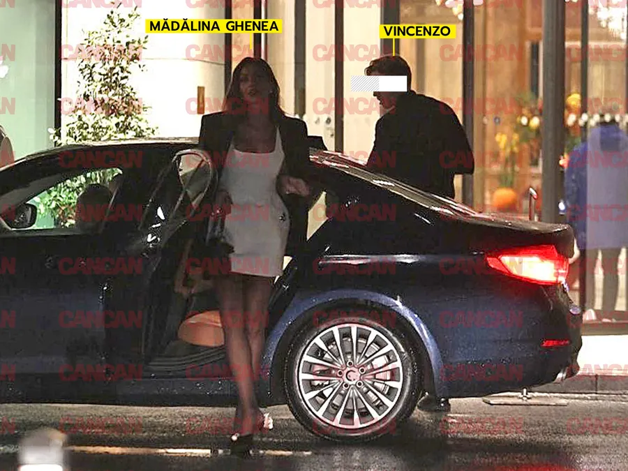 Ajung în fața hotelului Hilton și intră în incintă