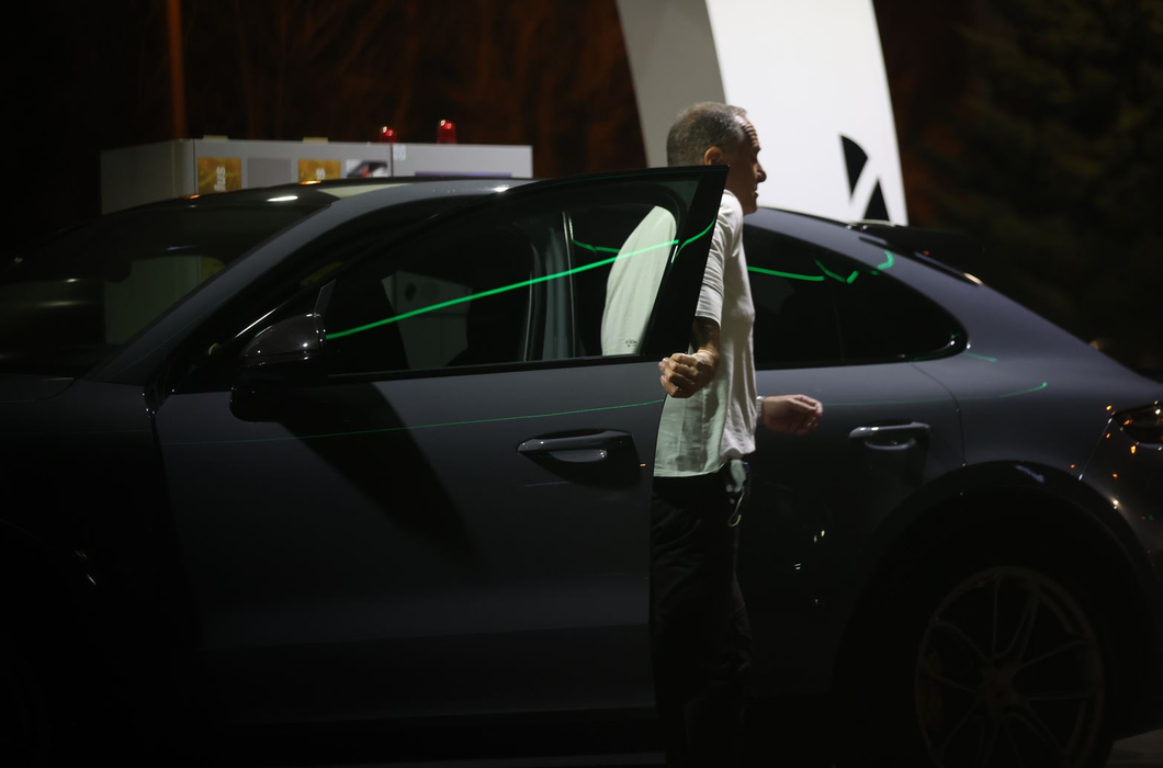 Yoav Stern și-a condus iubita la restaurant cu un Porsche Cayenne Turbo GT, cea mai puternică versiune de motorizare (Foto: CANCAN.RO)