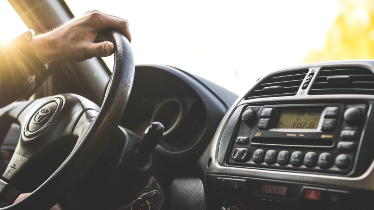 Un adolescent de 14 ani a fost prins de polițiști în timp ce conducea fără permis! Tânărul furase autoturismul tatălui său