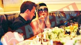 Paris Hilton, la cina cu ochelarii de soare