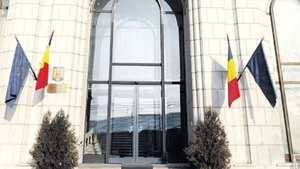 Un bărbat a protestat de pe clădirea Ministerului de Finanţe. A cerut audienţă la procurorul general