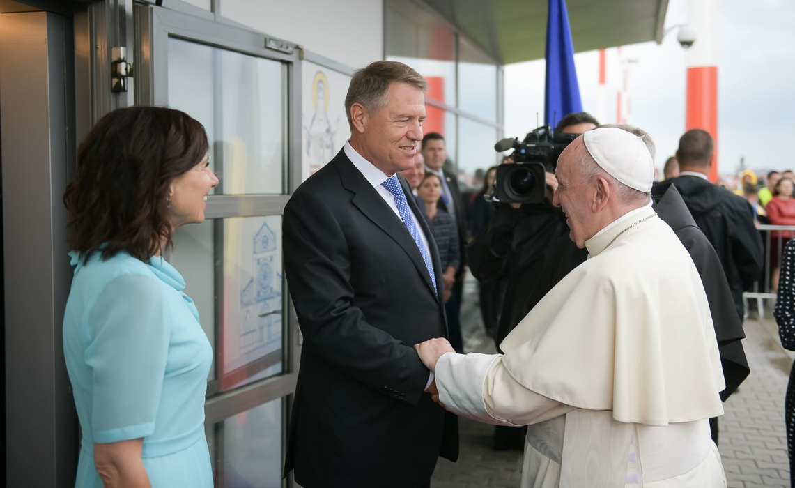 Nu o recunoști! Cum arăta Carmen Iohannis în tinereţe! În copilărie, Prima Doamnă a luat lecții de balet și de pian