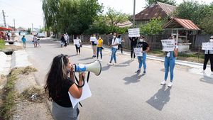 Zeci de femei din Bacău au organizat un protest față de polițiștii care nu i-ar ancheta pe violatorii din comună