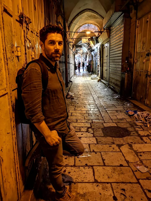 Ce studii are, de fapt, Alex Dima. Îți vei schimba radical părerea despre prezentatorul emisiunii România, Te Iubesc de la Pro TV