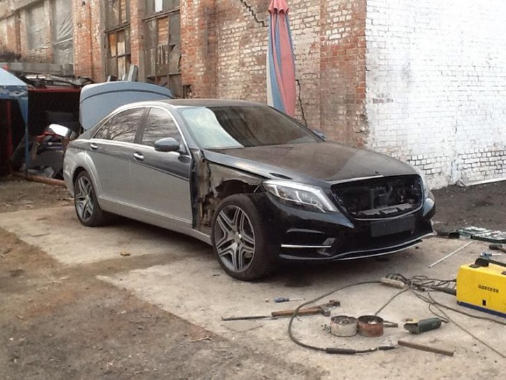 Cum şi-a TĂIAT Mercedesul ca să semene cu cea mai tare limuzină nemţească! Imagini uimitoare dintr-un garaj dărăpănat!