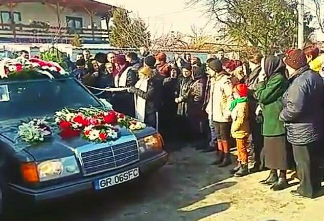 Tânăra ucisă de militarul din Titu, condusă pe ultimul drum! În urma ei, au rămas doi copii orfani de mamă. Ce au aflat anchetatorii despre Florin Oprea, fost subofiţer MApN