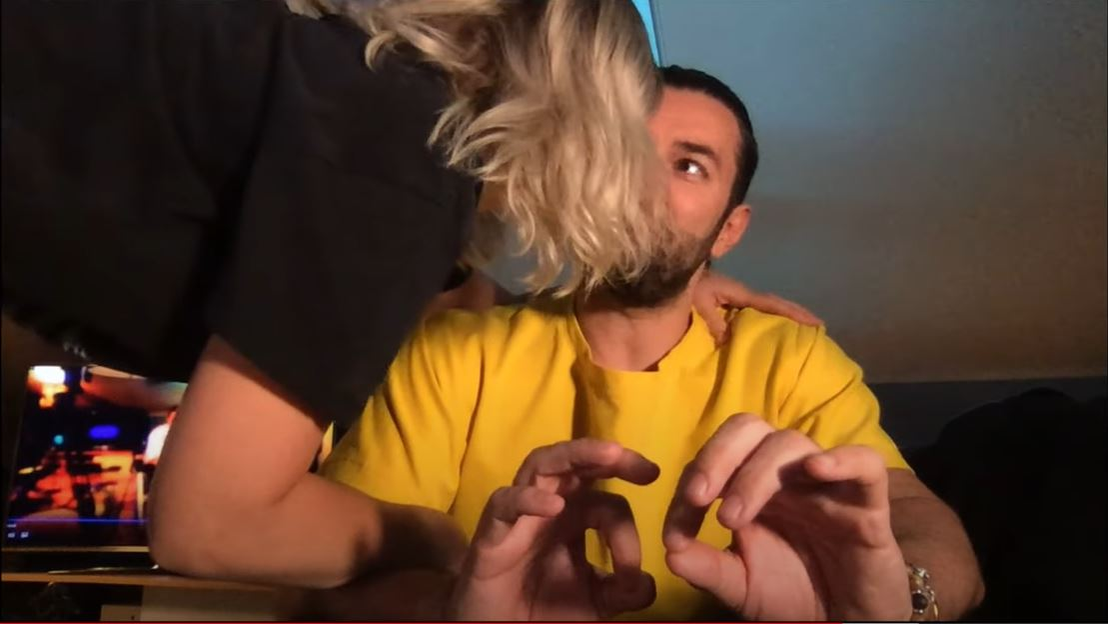 Gina Pistol, filmată în timp ce îl sărută pe Smiley: “Te iubesc”. Cum a reacționat prezentatorul de la Românii au Talent și dezvăluirile făcute despre viața lor în vreme de coronavirus | VIDEO