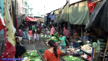 O piata din Thailanda e situata pe o cale ferata! Uite cum trece trenul peste legume si fructe