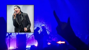 Marilyn Manson s-a prăbușit în timp ce concerta pe o scenă din Houston. Ulterior, o schelă metalică a căzut peste el