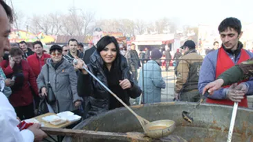Adriana Bahmuteanu si sotul ei au facut o tona de fasole de Ziua Nationala! Am facut mancarea preferata a lui Prigoana Bucurestenii s-au ingramadit sa ia o portie!