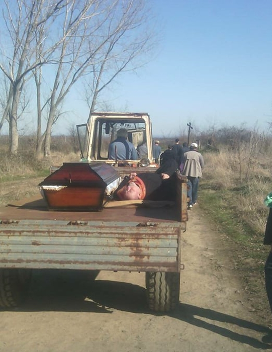 Preot beat mort, pus în remorcă și cărat lângă sicriu pentru slujba de înmormântare! Imaginile au devenit virale
