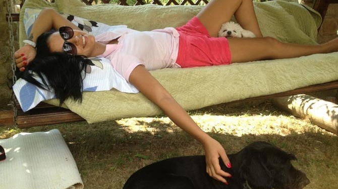 Uite cum se relaxeaza Adelina Pestritu! Nu o sa iti vina sa crezi ce se odihneste intre picioarele ei!