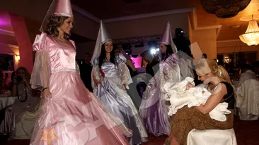 Daniela Gyorfi a ascultat cu lacrimi in ochi urarile pentru fiica ei! Spectacol cu ursitoare!