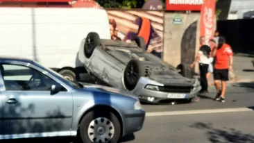 Accident grav în București. O mașină a fost răsturnată, alte 2 lovite din plin