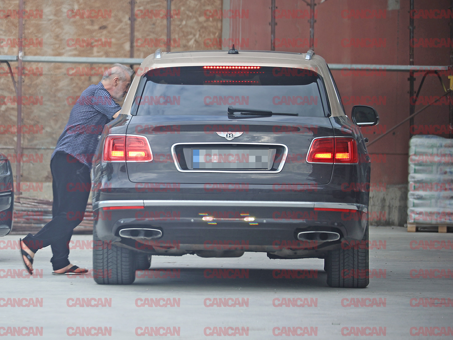 Becali discută cu preotul din Bentley
