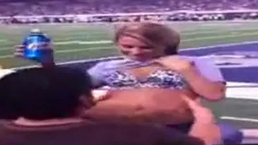 Sex pe stadion! Iubita lui s-a urcat pe el si au inceput s-o faca in mijlocul tribunei - Reactia uluitoare a miilor de fani!