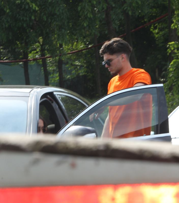 Ianis Hagi discută cu iubita lui