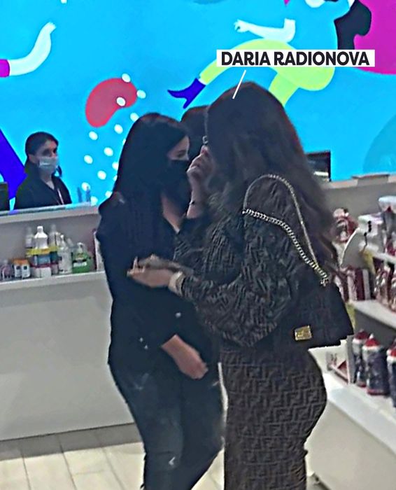 Daria Radionova și o amică au luat cu asalt mall-ul, pentru o sesiune de shopping