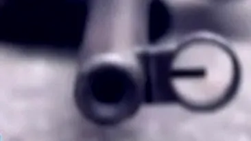 VIDEO Un baietel de patru ani si-a impuscat surioara cu o arma cu aer comprimat!