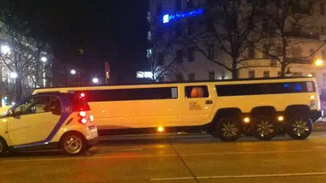 Un tanar a demonstrat cat este de exhibitionist! Si-a scos fundul pe geamul unei limuzine Hummer!